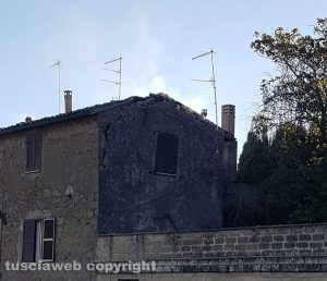 Grotte di Castro - Si incendia bombola del gas,