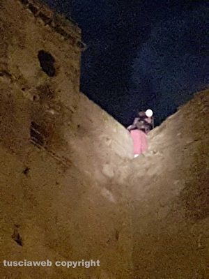  Viterbo - Fortezze - Giovane minaccia di gettarsi dalle mura castellane