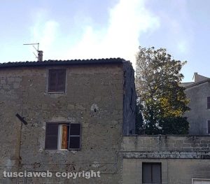 Grotte di Castro - Si incendia bombola del gas,