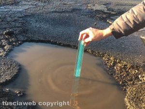 Viterbo - Buche profonde 13 centimetri e asfalto rovinato a largo dell'Università