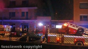 Viterbo - Palazzina in fiamme in via della Caserma