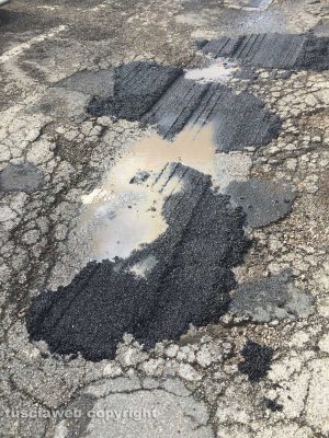Viterbo - Buche rattoppate a largo dell'Università