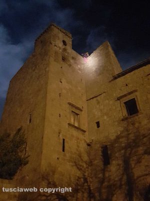  Viterbo - Fortezze - Giovane minaccia di gettarsi dalle mura castellane