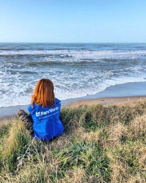 Una volontaria di Fare verde sulla spiaggia alle Saline 