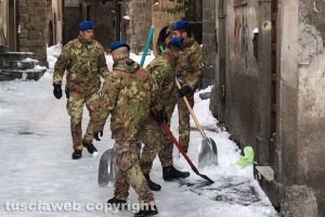 Neve a Viterbo - Militari al lavoro