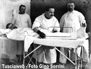 1916 - Intervento di ingessatura di un ferito sul fronte italo-austriaco  - Foto Gino Sorrini