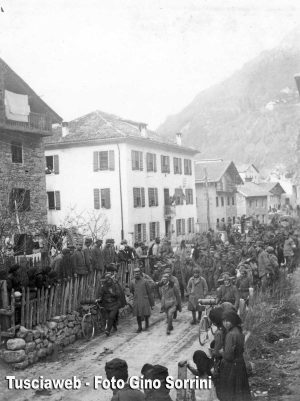 1916 - Prigionieri austriaci scortati dai carabinieri sul fronte italo-austriaco  - Foto Gino Sorrini