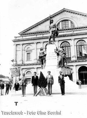 1930 circa - Monumento ai caduti in piazza del Teatro  - Foto Gino Sorrini 