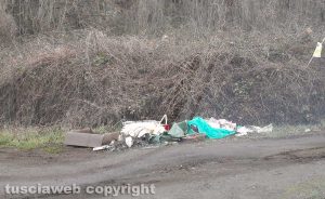 Viterbo - Rifiuti abbandonati in strada Montagna