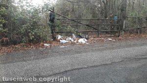 Viterbo - Rifiuti abbandonati in strada Montagna