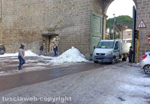 Viterbo - Il camion fermo a porta Romana