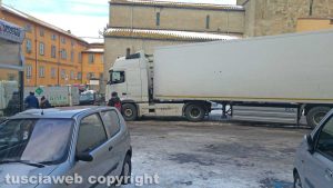 Viterbo - Il tir fermo a porta Romana