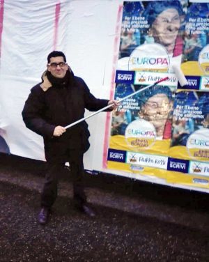 Giacomo Barelli alle prese coi manifesti elettorali