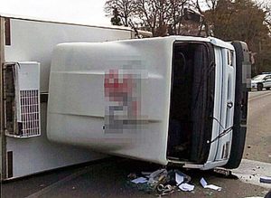 Camion si ribalta sulla via Flaminia