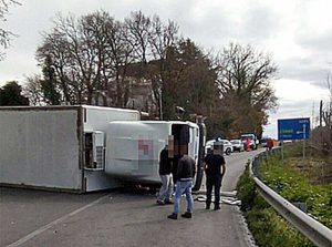 Camion si ribalta sulla via Flaminia