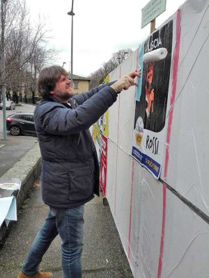 Viterbo - Filippo Rossi attacca manifesti elettorali