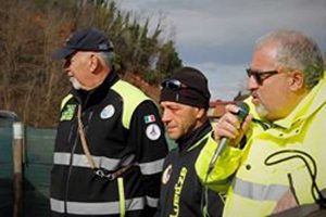 Valentano - Da destra, Alessandro Maietto, il presidente del centro Mirò Francesco Pinna e il delegato nazionale cinofili Mario Roni 