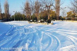 Neve e ghiaccio sulla strada per Villa Immacolata