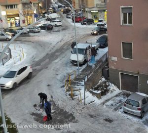 Viterbo - Emergenza neve - Cittadini al lavoro in zona Murialdo