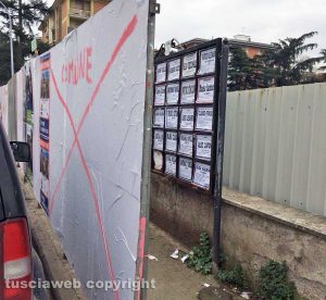 Viterbo - Via Villanova - Le plance elettorali coprono gli annunci funebri