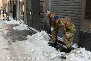 Neve a Viterbo - Militari al lavoro
