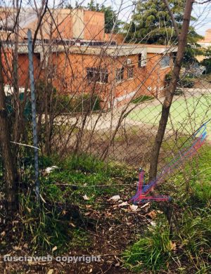 Viterbo - L'apertura nella recinzione della scuola Vanni