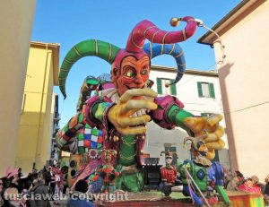 Civita Castellana - Carnevale 2018 - Sfilano carri e maschere
