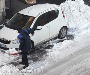 Viterbo - Emergenza neve - Cittadini al lavoro in zona Murialdo