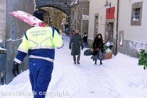 Viterbo - Mezzi di soccorso al lavoro