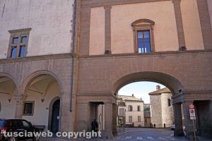 Viterbo - L'ingresso di via Ascenzi in piazza del Comune