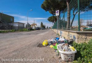 Viterbo - Rifiuti in via del Campo Scolastico