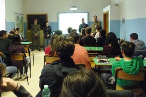 Gli infoteam della scuola sottufficiali al Galilei e all'Orioli 
