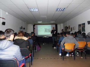 Gli infoteam della scuola sottufficiali al Galilei e all'Orioli 