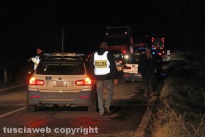 Viterbo - Pulmino in fiamme sulla Tuscanese - L'intervento dei soccorritori