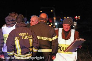 Viterbo - Pulmino in fiamme sulla Tuscanese - L'intervento dei soccorritori
