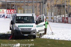 Sport - Calcio - Viterbese - Gli operai al lavoro per rimuovere la neve dal Rocchi