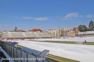 Sport - Calcio - Viterbese - Gli operai al lavoro per rimuovere la neve dal Rocchi