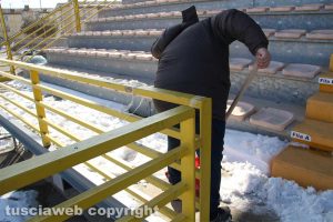 Sport - Calcio - Viterbese - Un tifoso al lavoro per rimuovere la neve dal Rocchi