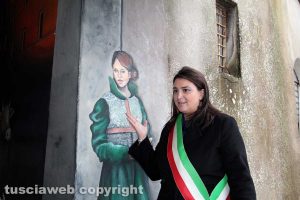 Bagnaia - Luisa Ciambella mostra la Pucciarella nel murales del sottopassaggio