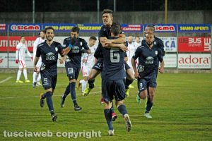 Sport - Calcio - Viterbese - L'esultanza dei gialloblù dopo il gol di Rinaldi
