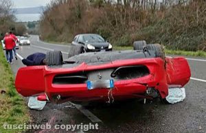 Spettacolare incidente, Ferrari cappotta sulla Verentana