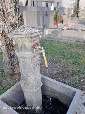 Viterbo - Una fontanella che perde al cimitero