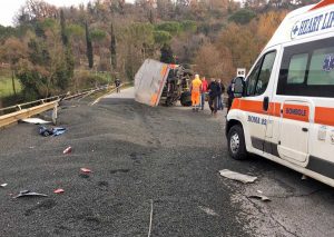 Civita Castellana - Tir contro auto