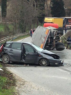 Civita Castellana - Tir contro auto