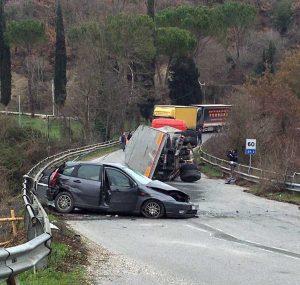 Civita Castellana - Tir contro auto