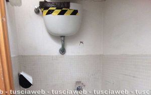 Viterbo - I bagni alla scuola GrandoriViterbo - I bagni alla scuola Grandori