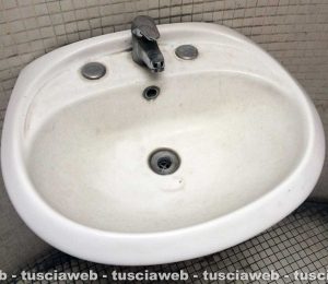 Viterbo - I bagni alla scuola Grandori