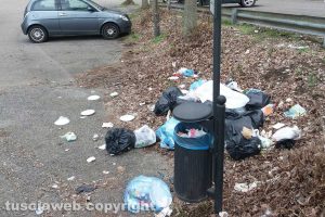Viterbo - Rifiuti su piazzale Pietro Calisti