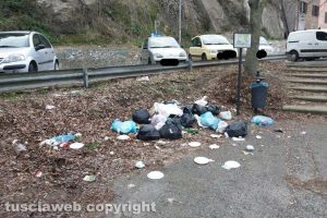 Viterbo - Rifiuti su piazzale Pietro Calisti