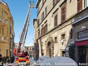 Viterbo - Neve - Vigili del fuoco al lavoro